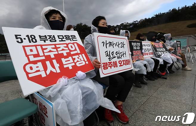 '전두환 옹호’ 발언과 ‘개 사과’ 사진 등으로 물의를 빚었던 윤석열 국민의힘 대선 후보의 1박 2일 광주 방문을 예고한 10일 오후 광주 북구 운정동 국립5·18민주묘지에서 오월어머니집 어머니들이 윤 후보의 광주 방문과 사과를 거부하는 피켓을 들고 있다. 2021.11.10/뉴스1 © News1 이동해 기자