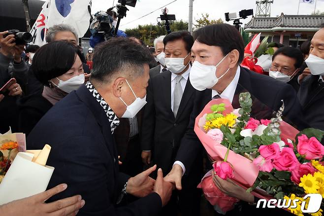 윤석열 국민의힘 대선후보가 10일 오후 전남 화순군 도곡면 故 홍남순 변호사 생가를 찾아 유족 등과 인사하고 있다. 2021.11.10/뉴스1 © News1 황희규 기자