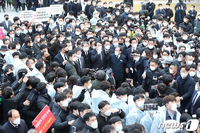 전두환 옹호 발언과 개사과 논란을 빚은 윤석열 국민의힘 대선후보가 10일 오후 광주 북구 운정동 국립5·18민주묘지 참배를 위해 이동하고 있다. 2021.11.10/뉴스1 © News1 이동해 기자