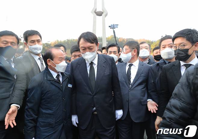 전두환 옹호 발언과 개사과 논란을 빚은 윤석열 국민의힘 대선후보가 10일 광주 북구 5·18민주묘역을 방문, 반대하는 시민들에 막혀 묘역 근처에서 참배한 후 나서고 있다. 2021.11.10/뉴스1 © News1 이동해 기자