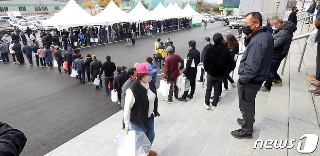 9일 전북 익산시 실내체육관 앞에 마련된 요소수 판매장에서 요소수 구매를 위해 몰린 시민들이 길게 줄지어 차례를 기다리고 있다. 2021.11.9/뉴스1 © News1 유경석 기자