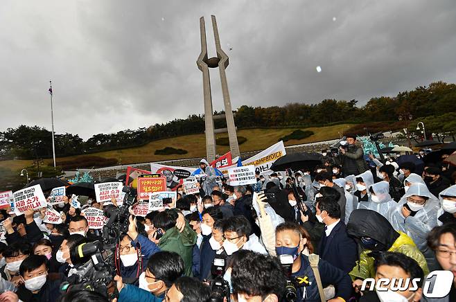 10일 광주 북구 국립 5·18 민주묘지에서 윤석열 국민의힘 대선 후보의 방문에 항의하는 시민들이 윤 후보를 막아서며 뒤엉켜 있다. 2021.11.10/뉴스1 © News1 이동해 기자