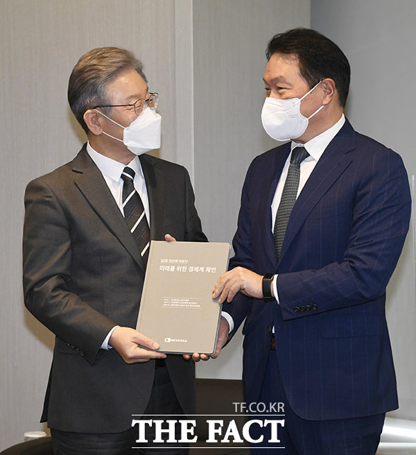 최태원 대한상공회의소 회장(오른쪽)이 10일 서울 중구 세종대로 대한상공회의소에서 열린 이재명 더불어민주당 대선후보와의 간담회에서 '미래를 위한 경제계 제언'이란 책을 이 후보에게 선물하고 있다. /국회사진취재단