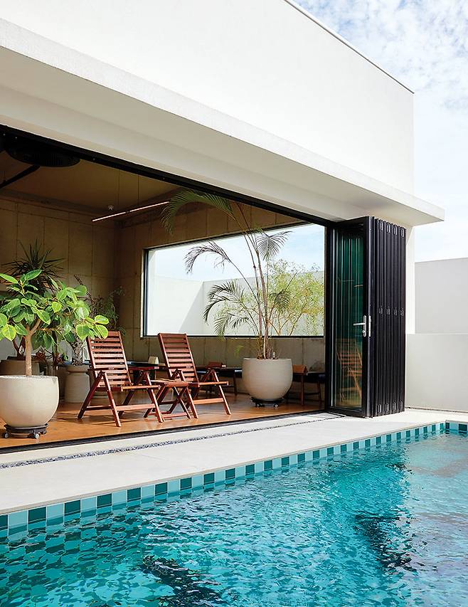 중정에 놓인 좌석에서는 시시각각 달라지는 해의 모양과 위치를 감상할 수 있다.