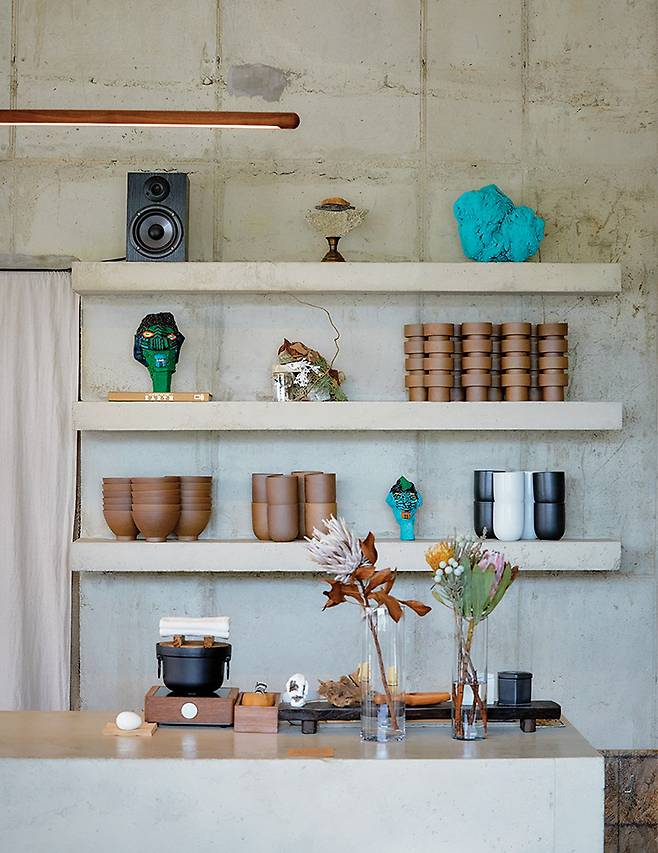 다기 사이사이 자리한 이국적인 오브제들은 두 대표가 직접 만들거나 여행하며 들여온 것.