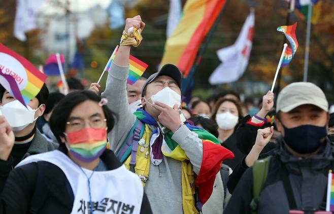 차별금지법 연내 제정을 촉구하며 지난달 12일 부산을 출발한 도보행진단 이종걸 활동가와 이날 서울 금천구청에서 출발한 도보행진단이 10일 행진 도착지인 국회 앞으로 행진하고 있다. 김태형 기자 xogud555@hani.co.kr