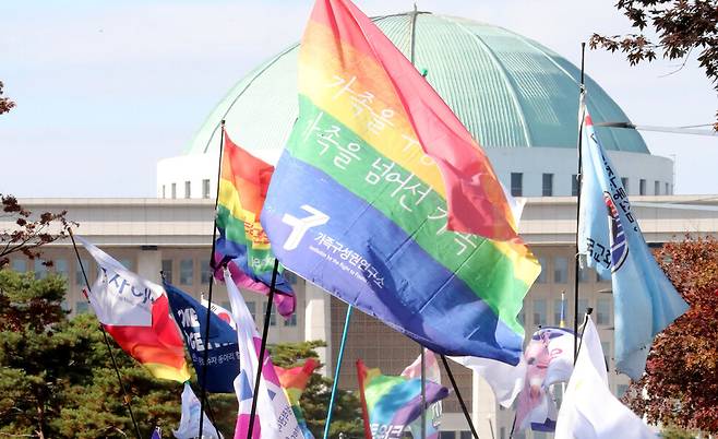 차별금지법 연내 제정을 촉구하는 시민행진단의 깃발 앞으로 국회가 보이고 있다. 김태형 기자