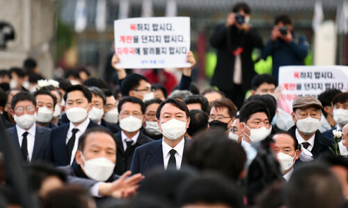 윤석열 국민의힘 대선 후보가 10일 오후 광주 북구 5·18 민주묘지를 찾았지만, 방문을 반대하는 시민들에 막혀 묘역 근처에서 멈춰 서있다. 연합뉴스