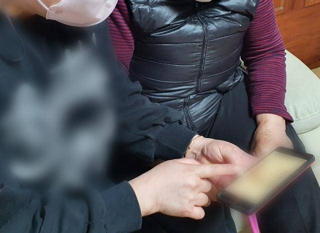 노인생활지원사들이 돌봄대상 노인들에게 제공하는 교육서비스는 온라인 플랫폼을 이용해 진행되기 때문에 데이터 사용량이 늘고 추가 통신비도 발생한다. 그러나 생활지원사들은 통신비 지원을 받지 못하고 있다. 노인생활지원사 제공