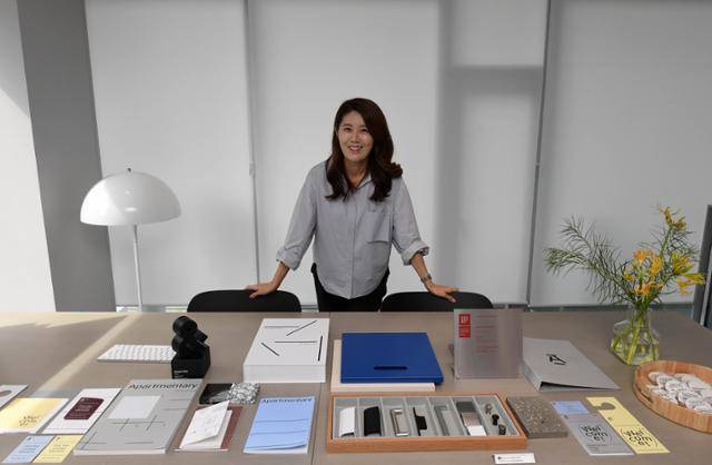 윤소연 아파트멘터리 대표가 서울 도산대로 사무실에서 업계 최초로 도입한 정가표와 마감확인서, 각종 자재 등을 보여주고 있다. 서재훈 기자