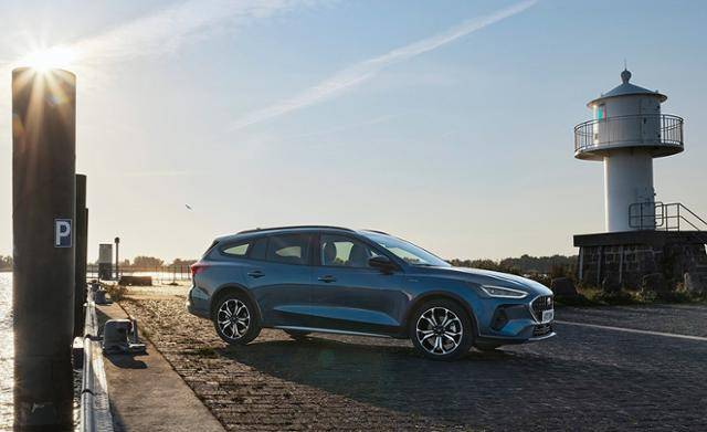 포드가 자사의 스테디셀링 해치백 포커스의 신모델을 선보였다.