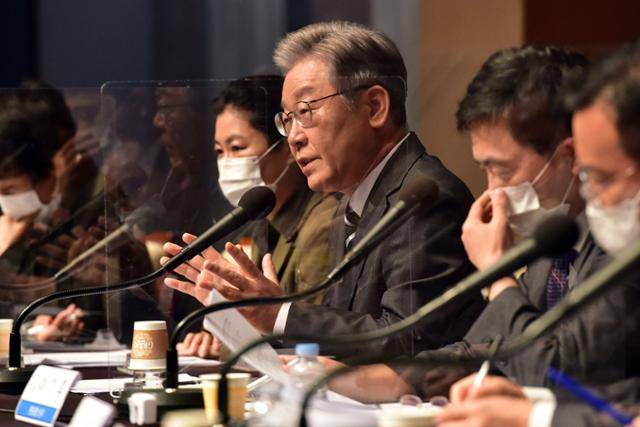 이 후보가 10일 관훈클럽 초청 토론회에서 질문에 답변하고 있다. 뉴시스