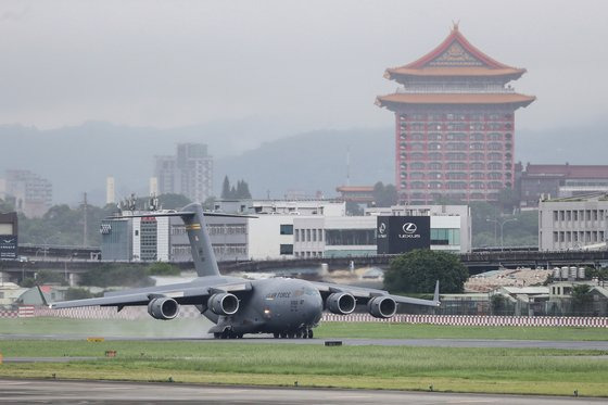 지난 6월 6일 미 공군 C-17 글로브마스터 3 수송기가 미 연방 상원의원 세 명과 대만에 제공하는 코로나19 백신을 싣고 대만 타이베이 쑹산 공항에 내리고 있다. 미국대만협회(AIT)는 이들 상원의원의 인도-태평양 지역 방문의 일환이라고 밝혔다. [사진=EPA]