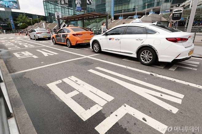 지난 8월 3일 중구 서울역 앞 택시 승강장에 택시들이 대기하고 있다. /사진=김휘선 기자 hwijpg@