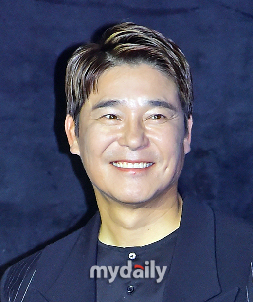 While Singer Im Chang-jung (48) was given a COVID-19 tested positive ruling, it has been revealed that he was a Vaccine uninoculated, which has caused controversy in some cases.On the 10th, the COVID-19 tested positive judgment was found to be the first Im Chang-jung without Vaccine.The specific reasons for Im Chang-jungs unvaccinated Vacine are not known separately.However, Im Chang-jungs vacine vaccination is being held on some online sites.The COVID-19 tested positive of Im Chang-jung spread to COVID-19 inspection of other entertainers, which was the beginning of Im Chang-jung as a marriage celebration of Actor Lee Ji-hoon (42).For this reason, some netizens criticize that it was inappropriate to sing a celebration at a marriage restaurant where a large number of people are concentrated without immunizing Vacine.Im Chang-jung was known to wear a mask at the time of the celebration.In addition, it is pointed out that vacine immunization is lack of consideration for Ellen Burstyn due to the frequent job characteristics that do not wear masks during entertainment activities.In fact, Im Chang-jung conducted photo time in front of the reporters without wearing a mask on the comeback showcase on the 1st, and the question and answer with MC was also talked about without a mask.There is also a counterargument: Vacine inoculation in the first place is the opinion that it is freedom of individuals.The presence or absence of Vacine inoculation in Im Chang-jung is an individuals optional area that Ellen Burstyn cannot force.