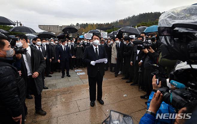 [광주=뉴시스] 류형근 기자 = 윤석열 국민의힘 대선 후보가 10일 광주 북구 국립 5·18 민주묘지에서 방문을 항의하는 시민들에게 막혀 참배단까지 가지 못한 채 도중에 멈춰 서 발언하고 있다. (공동취재사진) 2021.11.10. photo@newsis.com