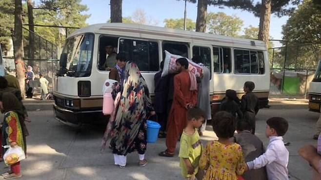 탈레반이 카불에 진입함에 따라 아프간 실향민들은 임시로 거주하고 있던 샤르 나우 공원(Shahr-e Naw Park)에서 쫓겨나게 되었다. 8월 15일 기준으로, 탈레반이 카불을 점령함에 따라 약 500가구가 거처를 옮겼다. <유엔난민기구 제공>