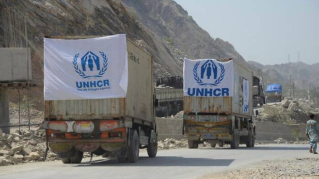 유엔난민기구의 트럭이 필수 구호 물품을 싣고 파키스탄의 토르캄(Torkham) 국경 지역을 지나 아프가니스탄으로 가고 있다. 이 물품들은 아프가니스탄 국내실향민 가족들의 긴급한 필요를 충족시키기 위해 운송되고 있다. <유엔난민기구 제공>