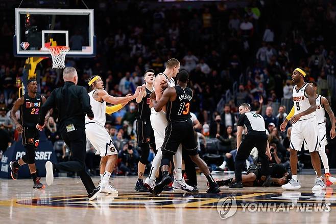 요키치와 모리스의 충돌 장면.  [로이터=연합뉴스] Mandatory Credit: Isaiah J. Downing-USA TODAY Sports