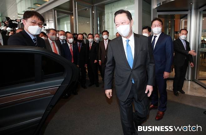 2021년 3월 박용만 전임 대한상의 회장이 서울 상의회관에서 열린 의원총회에 앞서 최태원 신임 회장을 비롯한 전국 상의회장단의 환송을 받으며 차량에 오르고 있다./사진=이명근 기자 qwe123@