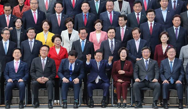 박병석(아랫줄 가운데) 국회의장을 비롯한 여야 의원들이 11일 오후 국회 본청 앞 계단에서 21대 국회의원 단체사진 촬영을 하고 있다. (사진=국회사진기자단)