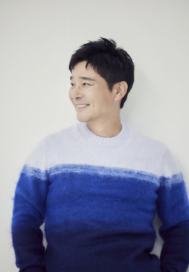 It was a rash and complacency decision.Recently, a news that a middle-aged singer Im Chang-jung (47) who made a comeback with his 17th album was diagnosed with a new coronavirus infection (COVID-19) has been reported, and it is known that he was not inoculated with Vacine.Im Chang-jung was tested positive for COVID-19 in the PCR (genetically amplified) test conducted ahead of the broadcast on the 9th and entered the Baro isolation.Fortunately, no additional tested positives have occurred between staff, broadcasting officials, and acquaintances who have overlapped with Im Chang-jung until the 11th.However, the level of criticism is rising as it is known that Im Chang-jung did not fit the COVID-19 Vaccine itself.As of the 9th, the number of domestic vaccination completions is 39.26 million, which is 89.6% of the adult population. It means that 9 out of 10 people have completed vaccination.The step-by-step recovery of Weed Corona was implemented on the 1st, which was the result of Baro 89.6% participation in the anti-virus measures.In this situation, Im Chang-jung remained an unincorporated person of 10.4%, who complained that the authorities should vaccinate for the safety of me and others.COVID-19 has appeared in the world for two years, and the reason why countries are still fighting against it is because of the high propagation rate compared to the low mortality rate.The probability of dying from COVID-19 is extremely low, but the probability of infecting others is very high.For this reason, one person who actively meets Vaccine and strictly observes the rules of life prevention becomes a safety net to protect himself, family, company, community and country.This concept was close to the common sense that many people already share even if they did not vomit.Moreover, Im Chang-jung is also the most beneficial person in a society that becomes safe with COVID-19.This is because he is a Celebrity who contacts a lot of people on the airwaves, a father with five children, and a self-employed person who runs a Francise pub.It seems to be inexcusable that he has not even taken minimal measures to prevent the disease, living in the safety net with the efforts of many people.Im Chang-jung said, I have not been able to vacine inoculation because I have been working between Seoul and Jeju Island since the controversy grew. However, I have not been able to buy much sympathy.Photo Source  YES IM Entertainment