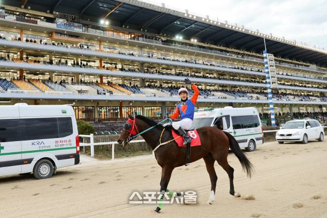 코리안더비 우승마 ‘위너스맨’과 최시대 기수가 결승선을 통과한 뒤 위닝런를 하고 있다.&nbsp; 제공 | 한국마사회