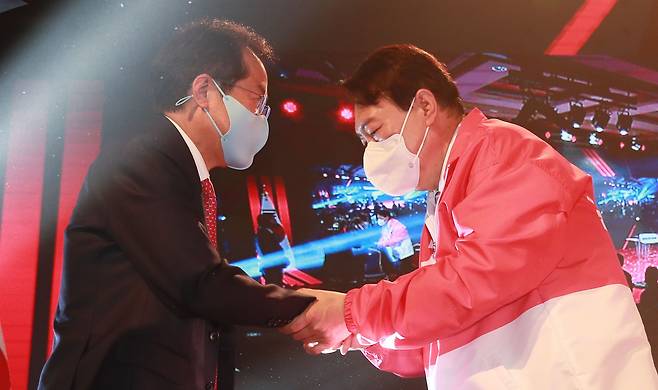 윤석열 국민의힘 대선후보가 5일 서울 용산구 효창동 백범김구기념관에서 열린 제2차 전당대회에서 홍준표 후보와 악수하고 있다. /뉴시스