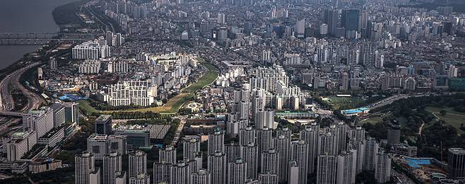 지난달 5일 오전 서울 송파구 잠실 롯데월드타워 '서울스카이' 전망대에서 바라본 송파와 강동구 일대 / 연합뉴스