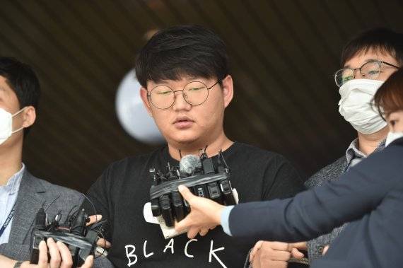 n번방 최초 개설자인 '갓갓' 문형욱이 경북 안동경찰서에서 검찰로 송치되고 있다. /사진=뉴시스