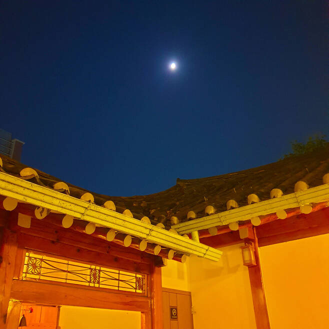 마당에서 볼 수 있는 밤하늘의 달. 허윤희 기자
