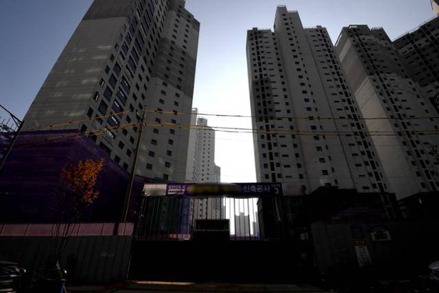 법원의 결정으로 공사가 중단된 인천 검단신도시 아파트 건설 현장. 인천=서재훈 기자