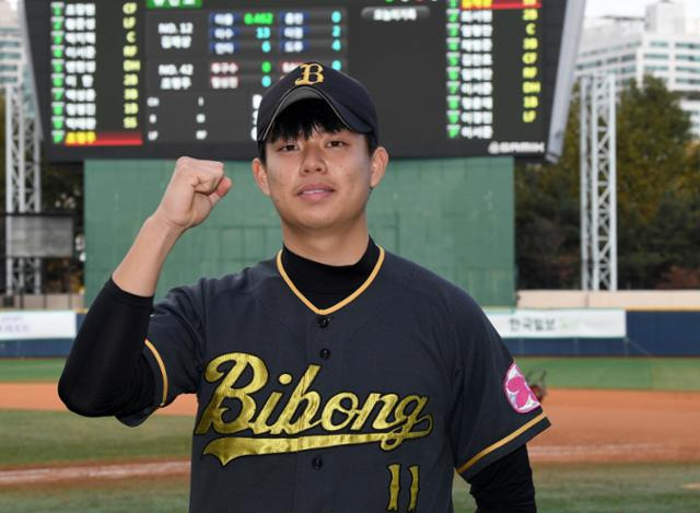 비봉고 김영준이 11일 서울 목동구장에서 열린 제49회 봉황대기 16강전 부산고와 경기에서 역투한 뒤 파이팅을 외치고 있다. 서재훈 기자