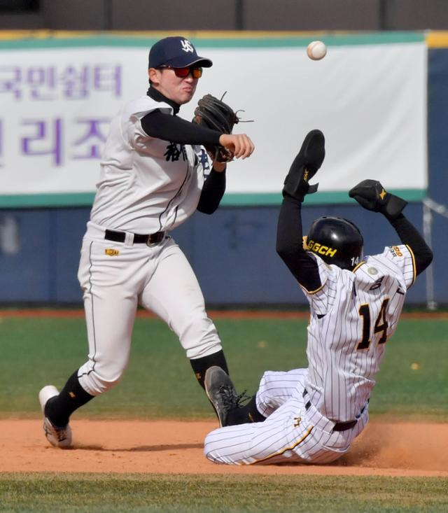 11일 서울 양천구 목동야구장에서 열린 봉황대기 16강전 경기상고와 유신고의 경기에서 경기상고 1루주자 이경민이 3회초 김재상의 내야 땅볼때 2루에서 포스아웃되고 있다. 서재훈 기자