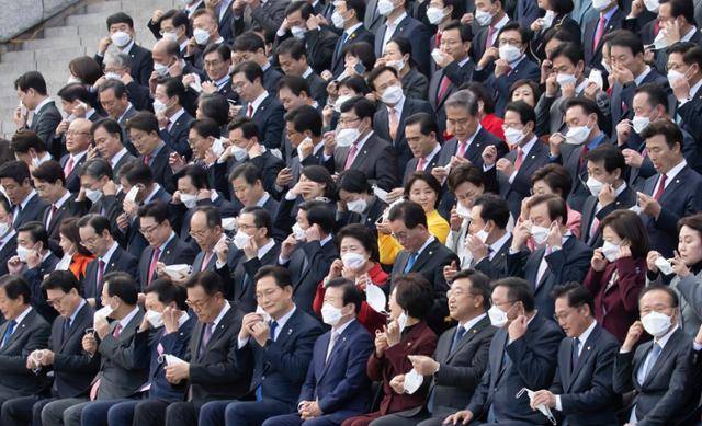 11일 국회 본청 계단에서 열린 제21대 전반기 국회의원 단체사진 촬영 도중 사회자가 마스크 미착용을 안내하자 일제히 마스크를 벗고 있다. 오대근 기자