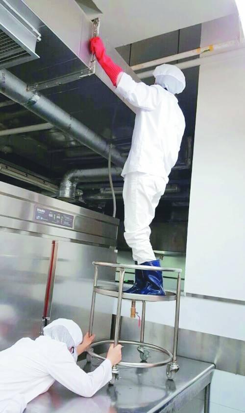 조리원들이 조리대 위에 올라가 청소를 하고 있다. 전국특성화고 노조 제공