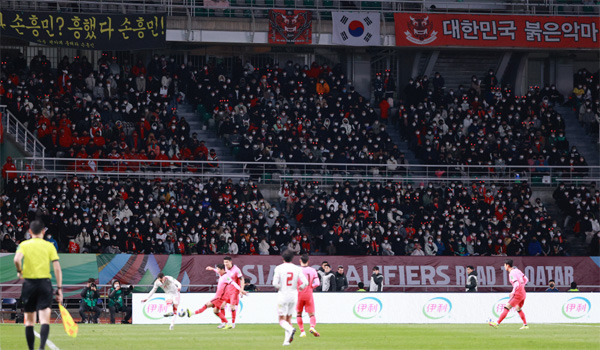 11일 대한민국과 아랍에미리트(UAE)의 2022 카타르월드컵 아시아 최종예선이 열린 고양종합운동장에서 축구팬들이 경기를 지켜보고 있다. 이날 경기에는 3만152명의 관중이 모여 코로나19 이후 최다 관중 기록을 세웠다. [사진 출처 = 연합뉴스]