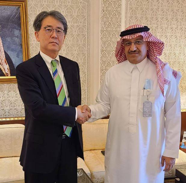 이재명 더불어민주당 대선후보 캠프 국제통상 특보단장인 김현종 전 청와대 외교안보특보가 지난 10일(현지시간) 사우디아라비아 SABIC사의 유세프 알 베냔(Yousef Al-Benyan) 대표이사와 만나 악수하고 있다. [페이스북 캡처]