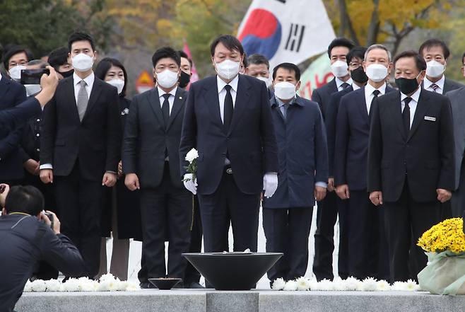 윤석열 국민의힘 대선후보가 11일 오후 경남 김해시 진영읍 봉하마을 노무현 전 대통령 묘역을 참배하고 있다. [연합]