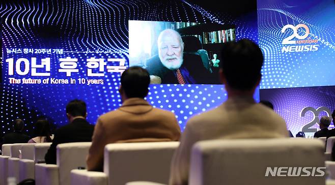 [서울=뉴시스] 고범준 기자 = 마크 파버 더 글룸 붐&둠 발행인이 11일 오전 서울 용산구 서울드래곤씨티호텔에서 열린 뉴시스 창사 20주년 기념 '10년 후 한국' 포럼 두번째 날 5만불의 꿈에서 글로벌 경제 전망과 미래한국의 리포지셔닝에 대해 강연을 마치고 답변하고 있다. 2021.11.11. bjko@newsis.com