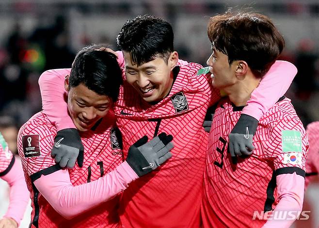 [고양=뉴시스] 김병문 기자 = 11일 오후 경기 고양시 고양종합운동장에서 열린 2022 FIFA 카타르 월드컵 아시아 지역 최종예선 대한민국과 UAE의 경기, 전반전 황희찬이 페널티킥 골을 넣은 뒤 동료들과 기뻐하고 있다. 2021.11.11. dadazon@newsis.com