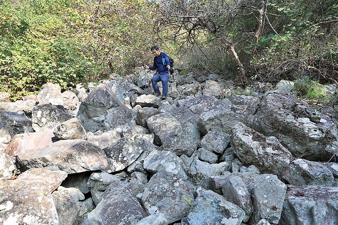 두무산에서 하산길의 너덜지대는 바위가 구르지 않도록 조심해야 한다.