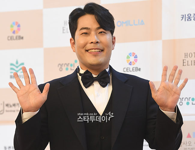 Comedian Kim Hae-joon has a photo time at the 10 Grand Prize Ceremony for Korea held at the Eleanor Hotel in Nonhyeon-dong, Seoul on the afternoon of the 11th.