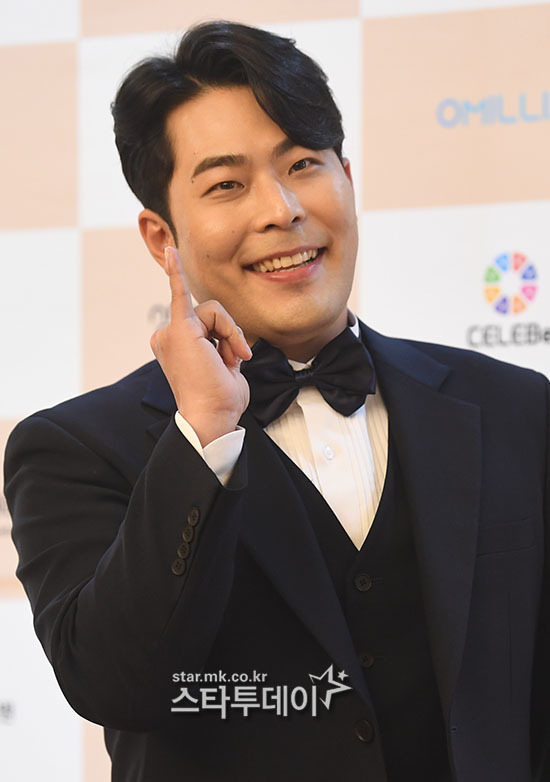 Comedian Kim Hae-joon has a photo time at the 10 Grand Prize Ceremony for Korea held at the Eleanor Hotel in Nonhyeon-dong, Seoul on the afternoon of the 11th.