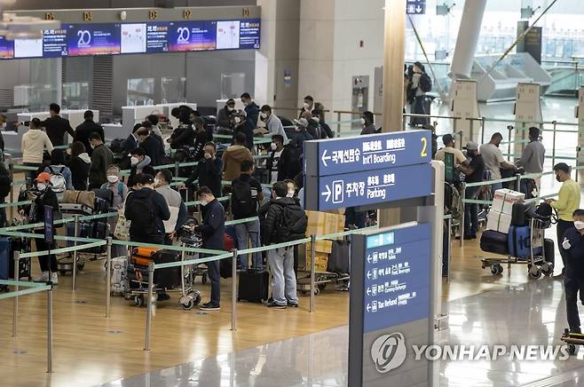 붐비는 인천국제공항 [연합뉴스 자료사진]