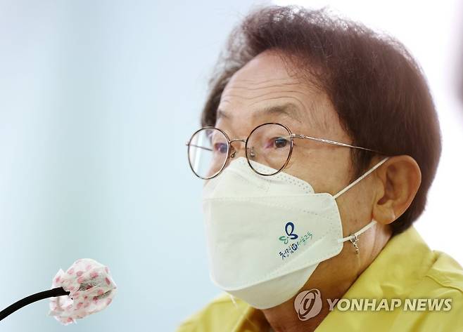 위드코로나 시대, 새로운 교육모델 언급하는 조희연 교육감 (서울=연합뉴스) 김도훈 기자 = 조희연 서울시교육감이 11일 오전 서울교육청에서 열린 기자간담회에서 발언을 하고 있다.
    조 교육감은 간담회에서 코로나19 이후 나타난 사회적 변화에 대응하고 미래학교 문화상 제시를 위해 ▲토의·토론문화 활성화 ▲국제공동(토론)수업 확대 ▲스마트기기 휴대학습 계획 등을 발표했다. 2021.11.11 superdoo82@yna.co.kr