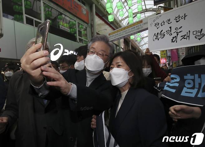 전국 민생탐방 투어에 나선 이재명 더불어민주당 대선 후보가 12일 오후 울산 중구 울산중앙전통시장을 찾아 시민들과 사진을 찍고 있다. 이 후보는 이날 부산·울산·경남을 시작으로 약 8주간 버스를 타고 전국 곳곳의 목소리를 경청하는 매타버스(매주 타는 민생버스) 프로젝트에 돌입했다. 2021.11.12/뉴스1 © News1 윤일지 기자