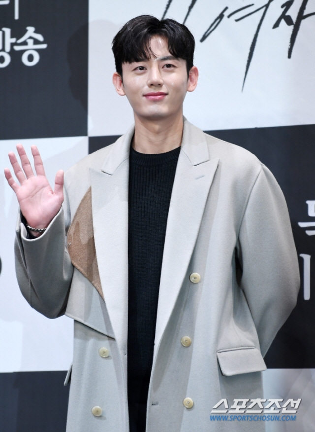 Actor Lee Ji-hoon directly informed me that the drama Gut controversy has ended.Lee Ji-hoon wrote on his Instagram account on Wednesday: Some Missunderstood have met and agreed to talk to each other and unravel well.Writing with a picture of a tree with maple leaves, Lee Ji-hoon said: Youve been worried for a few days!I do not want to be blamed for anyone because of the many Misunderstood in the process of this drama, so I write it down. I hope everyone will concentrate on this drama now and finish it well.I gathered to try hard with good heart, but I am sorry to worry about the fans who support this drama. He said, Some Missunderstood met and talked to each other and decided to solve it well.I will finish my best with all the field staff who are suffering from the hardships. I will live harder with responsibility for anything to repay what I have always supported. Meanwhile, Lee Ji-hoon was caught up in the controversy that he shot IHQ Drama $ponsor earlier this month and made a rant and gut to the staff with his acquaintances at the shooting site and complained about the amount, helping to replace the production team unilaterally.Lee Ji-hoon has denied that he has never Gut.Here is a specialization in Lee Ji-hoon writing:Youve been worried for a few days! I write this Drama because I dont want anyone to be blamed for a lot of Misunderstood!I want to concentrate on this drama now and finish it well.I gathered to try hard with good heart together, but I am sorry to worry about the fans who support this drama.Some of the Misunderstoods have decided to meet and talk to each other and solve it well. I will do my best with all the hard-working field staff!I will be careful in the future! I will live harder with responsibility for anything to repay you for your support.