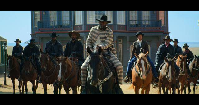 서부극 '더 하더 데이 폴'에는 흑인들이 스크린 무게중심을 잡는다. 백인들은 그저 주변부 인물일 뿐이다. 넷플릭스 제공