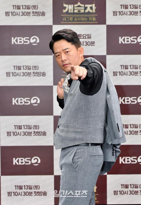 개그맨 김준호가 12일 오후 온라인 생중계로 진행된 KBS 예능 프로그램 ‘개승자’ 제작발표회에 포토타임을 갖고 있다. 〈사진제공=KBS〉